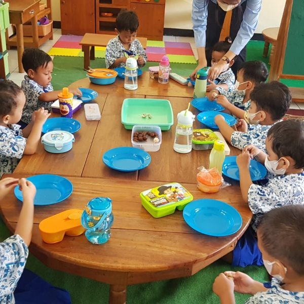 KEGIATAN MEMASAK KELAS KELOMPOK BERMAIN